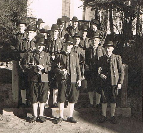 Vor der Ebersbacher Kirche in neuer Tracht 1954 | Archiv-Foto: Musikkapelle Ebersbach